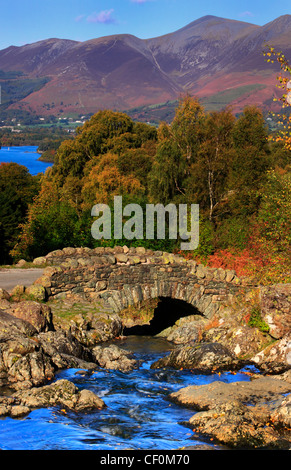 Ashness Brücke mit dem Skiddaw-Bereich in den Hintergrund, Lake District, Cumbria, England, Europa Stockfoto