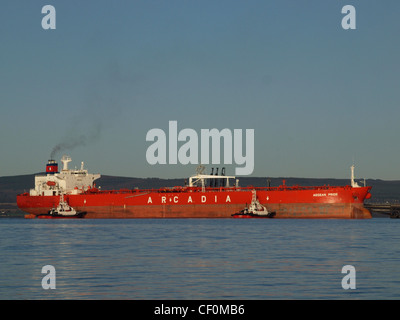 Ein Tanker wird vertäut am Nigg Oil Terminal, Cromarty Firth Schottland Stockfoto