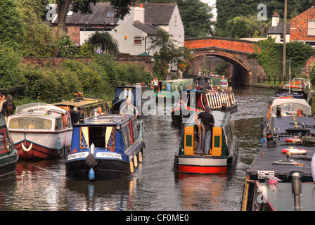 Englischer Kanal Boote Rush Hour auf der Bridgewater Canal, Lymm, Cheshire, England, UK Stockfoto