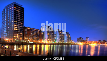 Abenddämmerung Blick auf Wohnsiedlungen Wohnblocks in Salford Quays, Manchester, North West England Stockfoto