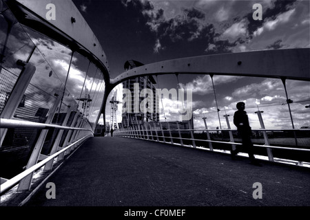 Runner Crossing the Salford Quays Lifting Millennium Bridge, Media City UK, Manchester England, M50 3UB Stockfoto