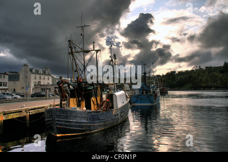 Traditionelle Fischerboote und ein dramatischer Himmel in Stornoway Hafen, Western Isles, Schottland, Vereinigtes Königreich Stockfoto