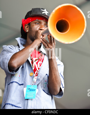 DJA-Rara aus Haiti spielen am Tag 3 im Jazz Fest 2011 in New Orleans, LA. Stockfoto