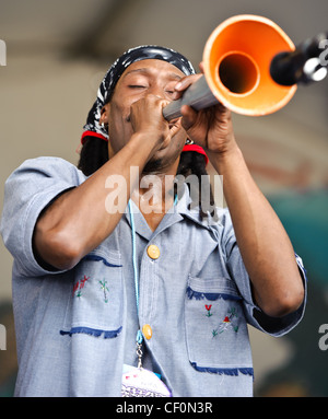 DJA-Rara aus Haiti spielen am Tag 3 im Jazz Fest 2011 in New Orleans, LA. Stockfoto