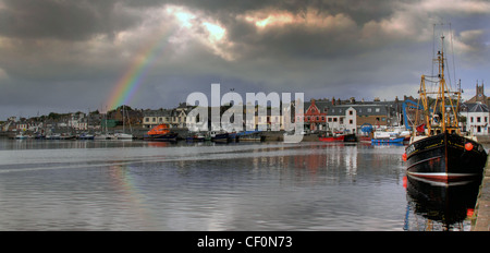 Stornoway Hafen mit einem Regenbogen über der Stadt von Stornoway in der westlichen Inseln von Schottland, Vereinigtes Königreich Stockfoto