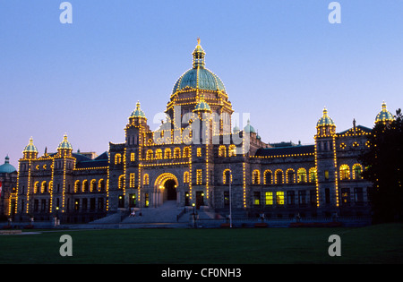 In der Dämmerung leuchten die reich verzierten 1890er Jahre Parlamentsgebäude auf Vancouver Island in Victoria, der Hauptstadt von Britisch Kolumbien, Kanada. Stockfoto