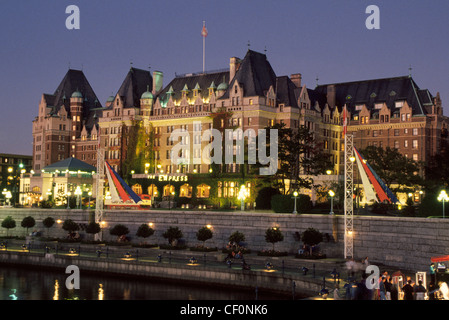 Die königliche 1908 Empress Hotel, ein Wahrzeichen auf Vancouver Island, leuchtet in der Abenddämmerung gegenüber den Inner Harbour in Victoria, British Columbia, Kanada. Stockfoto