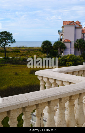 Blick auf einen küstennahen Salzwiesen in Hilton Head, Südcarolina, von einer erhöhten Balkon Stockfoto