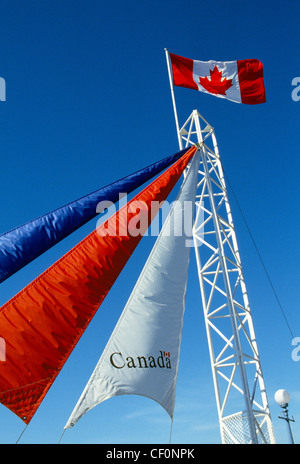 Bunten Fahnen und die kanadische Flagge, bekannt als die Maple Leaf und l'Unifolié, begrüßen die Besucher nach British Columbia, Kanadas westlichste Provinz. Stockfoto