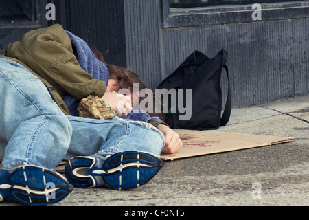 Alkoholische Obdachlosen auf der Straße schlafen Stockfoto