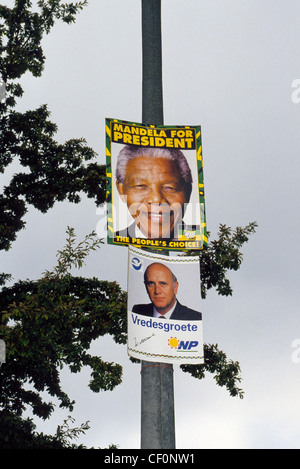 Schwarzer Aktivist Nelson Mandela forderte f.w. de Klerk in Südafrikas ersten Multi-rassischen Wahlen im Jahr 1994. Mandela hat gewonnen. Stockfoto