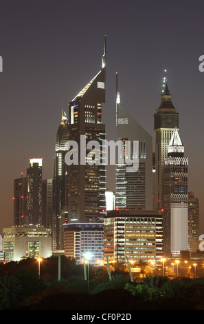 Wolkenkratzer in Dubai bei Nacht beleuchtet Stockfoto