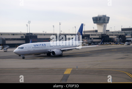 Verkehrsflugzeug auf der Piste in Newark Liberty International Airport, Newark, NJ Stockfoto