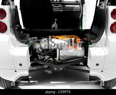 Führerschein erhältlich unter MaximImages.com – Smart fortwo Electric Drive, von hinten geöffnet, mit der Li-Ion-Batterie und dem Elektromotor als Nahaufnahme Stockfoto