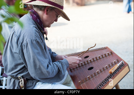 Ein Musiker gekleidet im achtzehnten Jahrhundert Kleidung Musizieren auf dem Gelände Mount Vernon die Heimat von George Washington Stockfoto