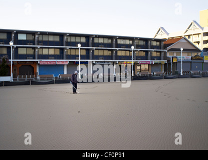 Ein Mann mit einem Metalldetektor am Strand von Ocean City, Maryland. Stockfoto