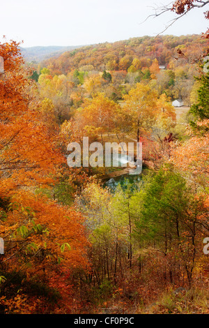 Blick auf die Gasse Frühling Mühle Haus Missouri im Herbst Stockfoto