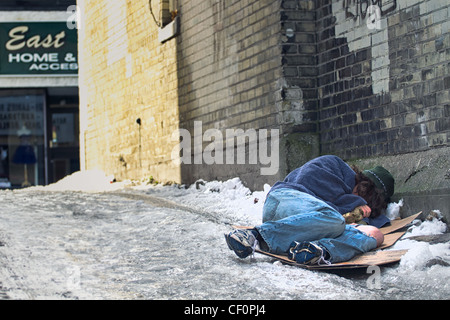 Obdachloser schlafen in Gasse Stockfoto