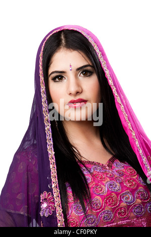 Gesicht der schönen Bengali indisch-hinduistischen Frau im bunten Kleid und Schleier, isoliert Stockfoto
