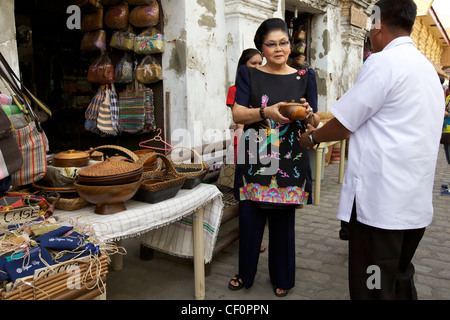 Imelda Marcos Einkaufen den Fans in Vican City, Philippinen Stockfoto