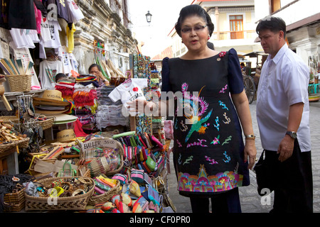 Imelda Marcos Einkaufen den Fans in Vican City, Philippinen Stockfoto