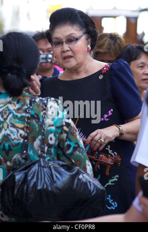 Imelda Marcos Einkaufen den Fans in Vican City, Philippinen Stockfoto