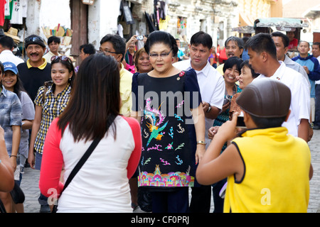 Imelda Marcos Einkaufen den Fans in Vican City, Philippinen Stockfoto