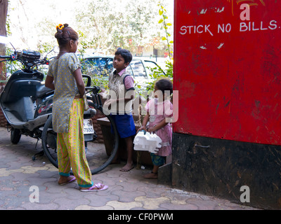 zwei Schwestern und einen Bruder Obdachlose auf den Straßen von Mumbai, Maharashtra, India Stockfoto