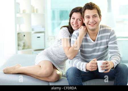 Liebespaar im Haus Zeit miteinander zu verbringen und genießen die Gesellschaft des anderen Stockfoto