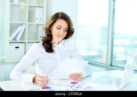 Business-Dame die Papiere durchsehen und Notizen Stockfoto