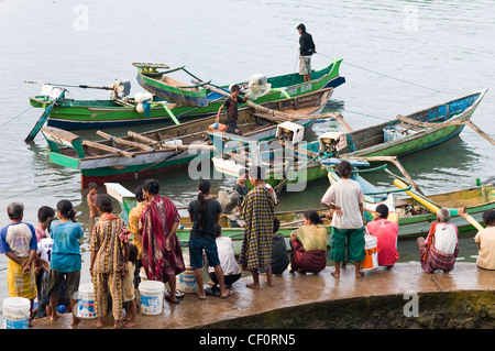 Angelboote/Fischerboote am Steg Pero Sumba, Indonesien Stockfoto