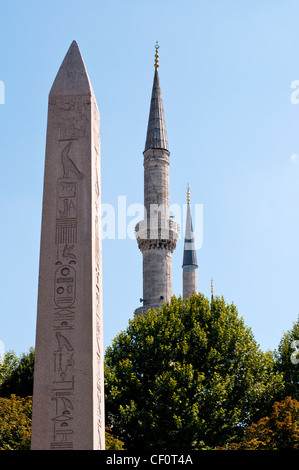 Die blaue Moschee und Obelisk angesehen vom Hippodrom, Sultanahmet, Istanbul, Türkei Stockfoto