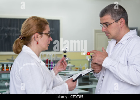 Zwei Forscher diskutieren über die Experiment-Strategie in einem Labor. Stockfoto