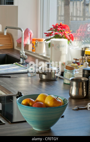 Schale gefüllt mit Früchten auf der Theke in der Küche. Stockfoto