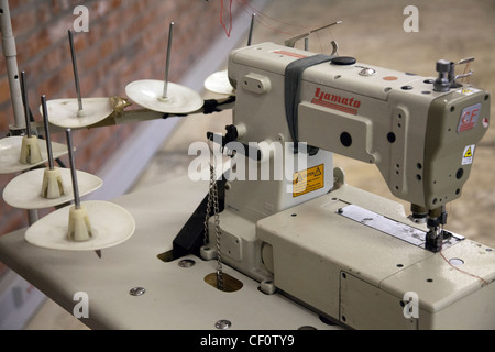 Nähmaschinen in Kleidung Arbeitszimmer in Südafrika Stockfoto