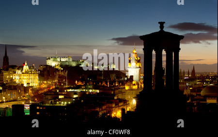 Blick vom Calton Hill, Edinburgh, Blick auf die Burg in der Nacht. Stockfoto