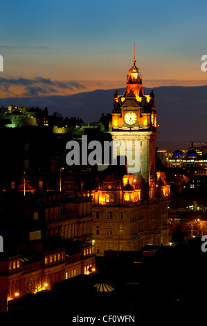 Blick vom Calton Hill, Edinburgh, Blick auf die Burg in der Nacht. Stockfoto