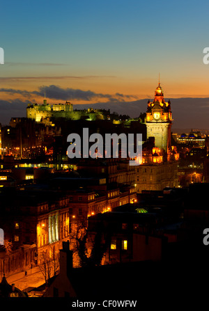 Blick vom Calton Hill, Edinburgh, Blick auf die Burg in der Nacht. Stockfoto