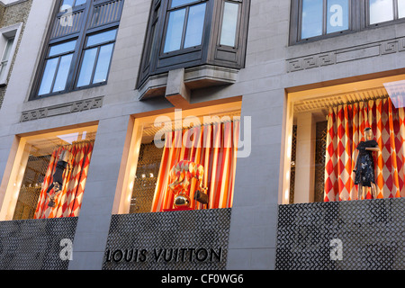 Das äußere des Louis Vuitton Flaggschiff speichern in modischen New Bond Street im Londoner West End. Stockfoto