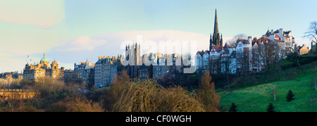 Panorama der Altstadt von Edinburgh von Princes Street Gardens, Edinburgh, Schottland, Großbritannien. Stockfoto