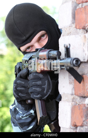 Voll ausgestattete Soldaten mit automatischen Waffen spielen weichen Stockfoto