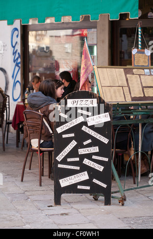 Schwarzes Menü Board in kleinen Straße Restaurant. Stockfoto