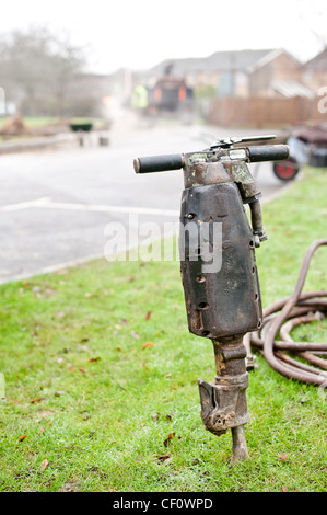 Pneumatische Bohrhammer Jack stehend in Rasen Stockfoto