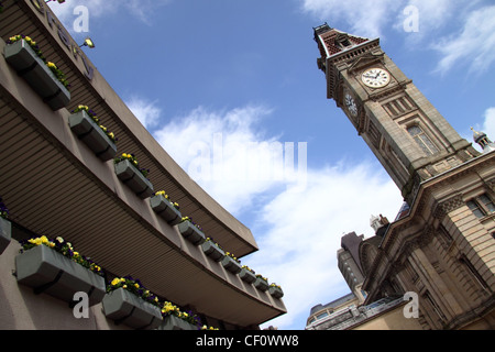 Birmingham Central Library mit Schichten der unteren Körbe und (R) clock Tower Big Brum auf das Kunstmuseum Galerie Stockfoto