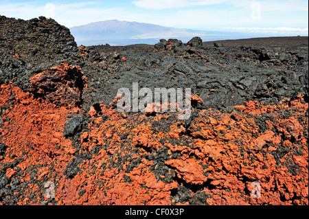 Gekühlte Lava auf Mauna Loa mit Blick auf Mauna Kea in den Hintergrund, Big Island, Hawaii Inseln, Usa Stockfoto