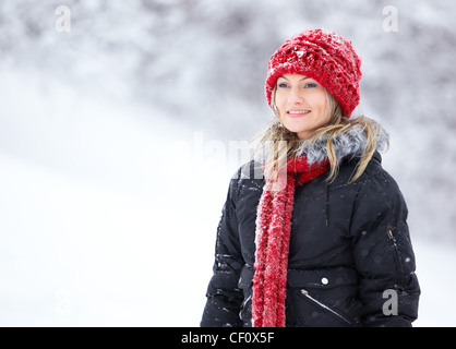 Porträt einer jungen Frau im Winter im freien Blick in die Ferne. Stockfoto