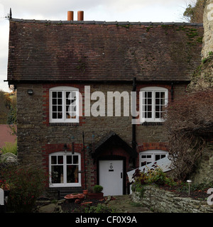 Die Gesteinsschichten unter Ludlow Castle liegt dieses schöne Landhaus aus Stein. Stockfoto