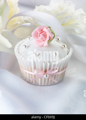 ROSA ROSE UND PERLEN CUPCAKE Stockfoto