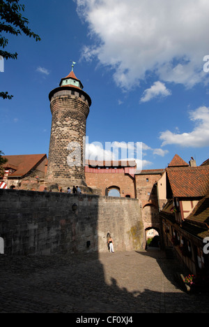 Rund um den Sinwell-Turm aus dem 13.. Jahrhundert in der Kaiserburg in Nürnberg Stockfoto