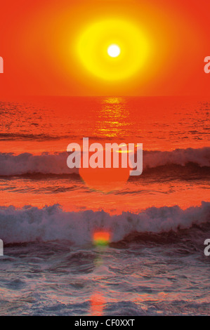 Portugal, Alentejo: Sonnenuntergang über dem Meer am Strand Praia Grande in Porto Covo Stockfoto